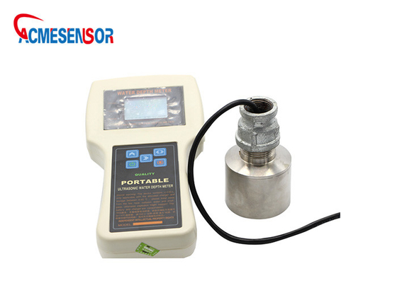 sensore di livello dell'acqua tenuto in mano del trasmettitore ultrasonico 300m del sensore di 50m facendo uso di ultrasonico